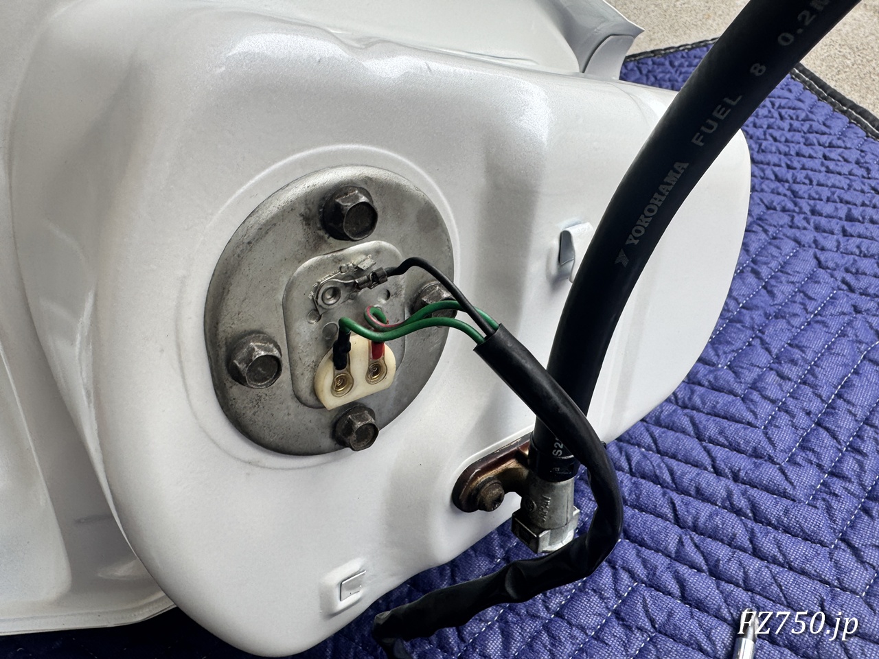 FZ750のタンクにセンダー・燃料ホース取り付け完了
