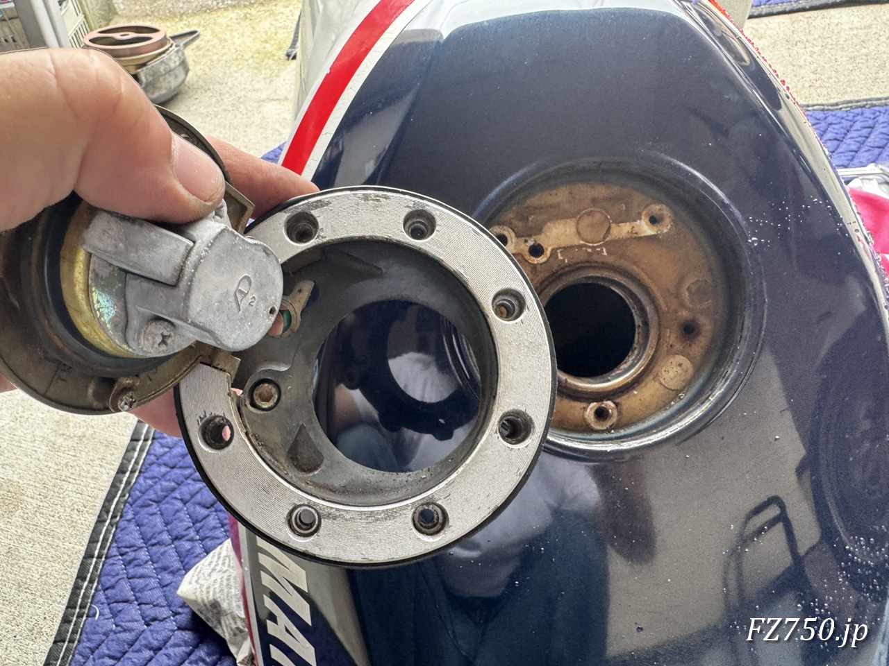 古いFZ750のタンクから燃料キャップを外す