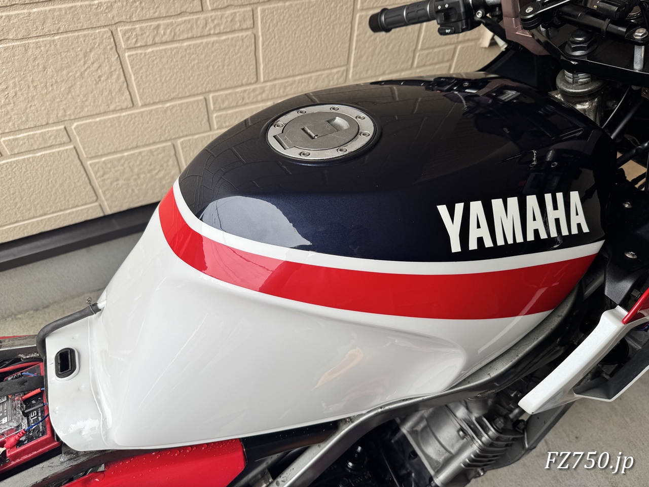 新しいFZ750のタンクに燃料キャップを取り付け