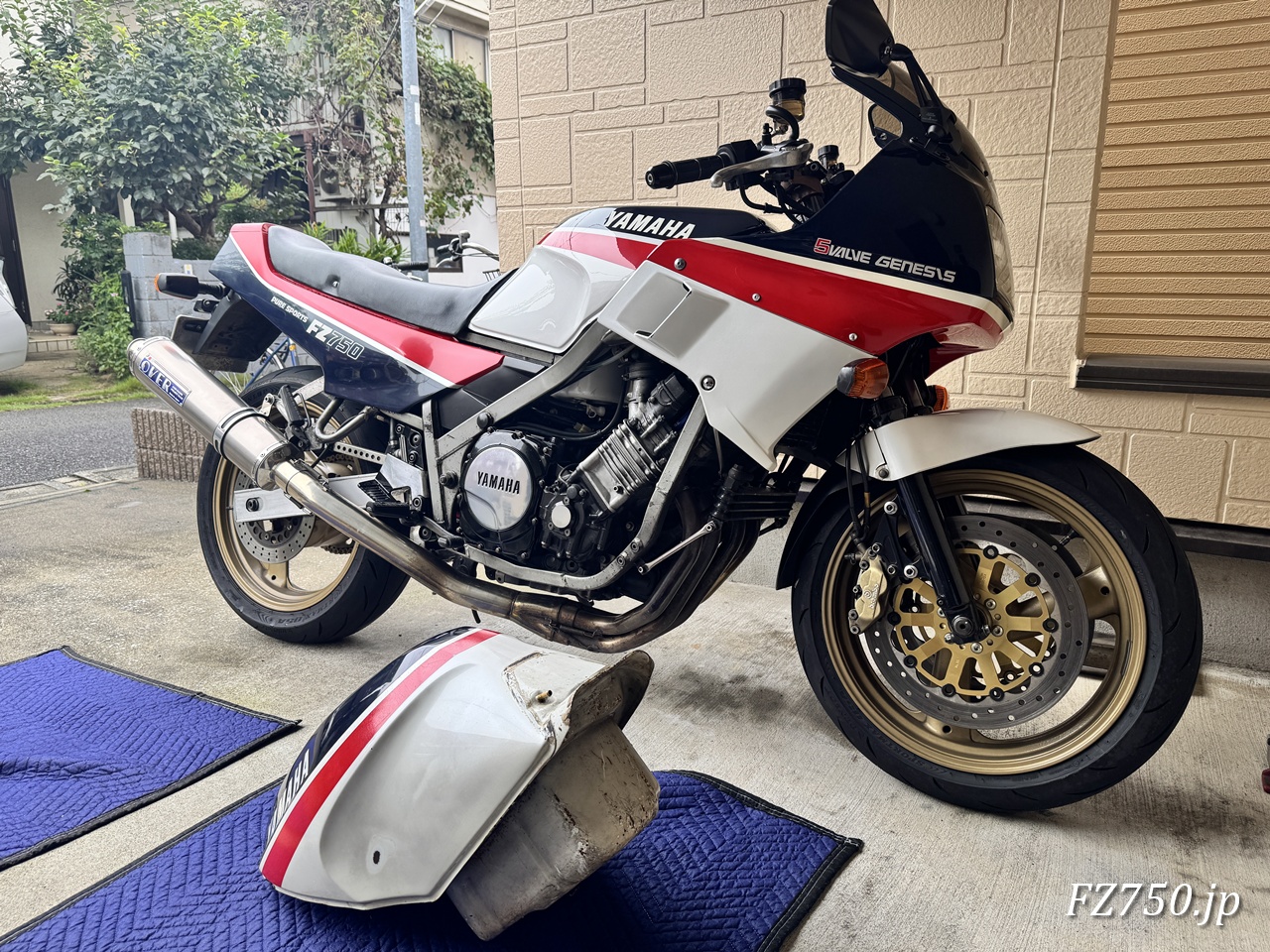 ガソリンタンク交換後のFZ750と、手前に古いガソリンタンク