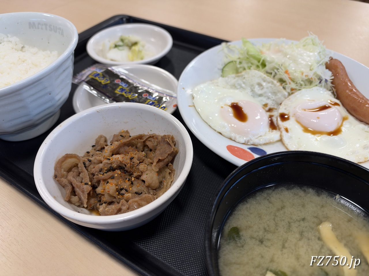 第三京浜 保土ヶ谷PAの松屋 ソーセージエッグW定食(牛皿)並盛 税込 590円