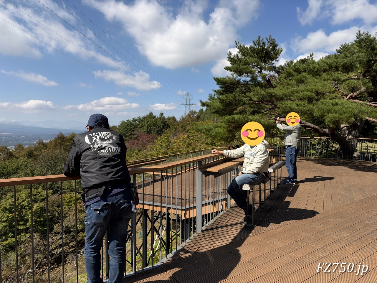 忍野村二十曲峠展望テラスで富士山を眺めるメンバー