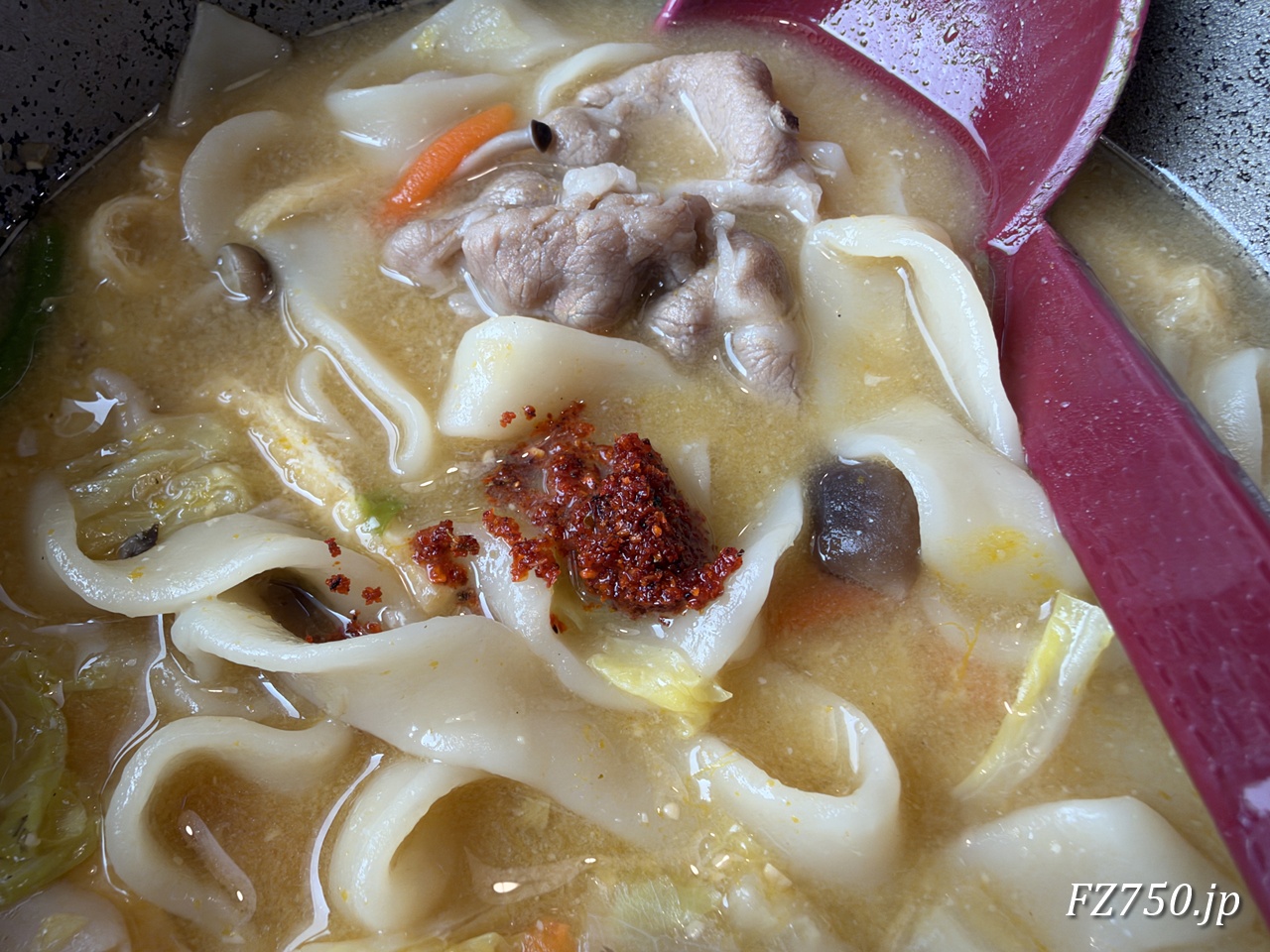 うどんほうとう天野「肉ほうとう」 に辛味噌を投入