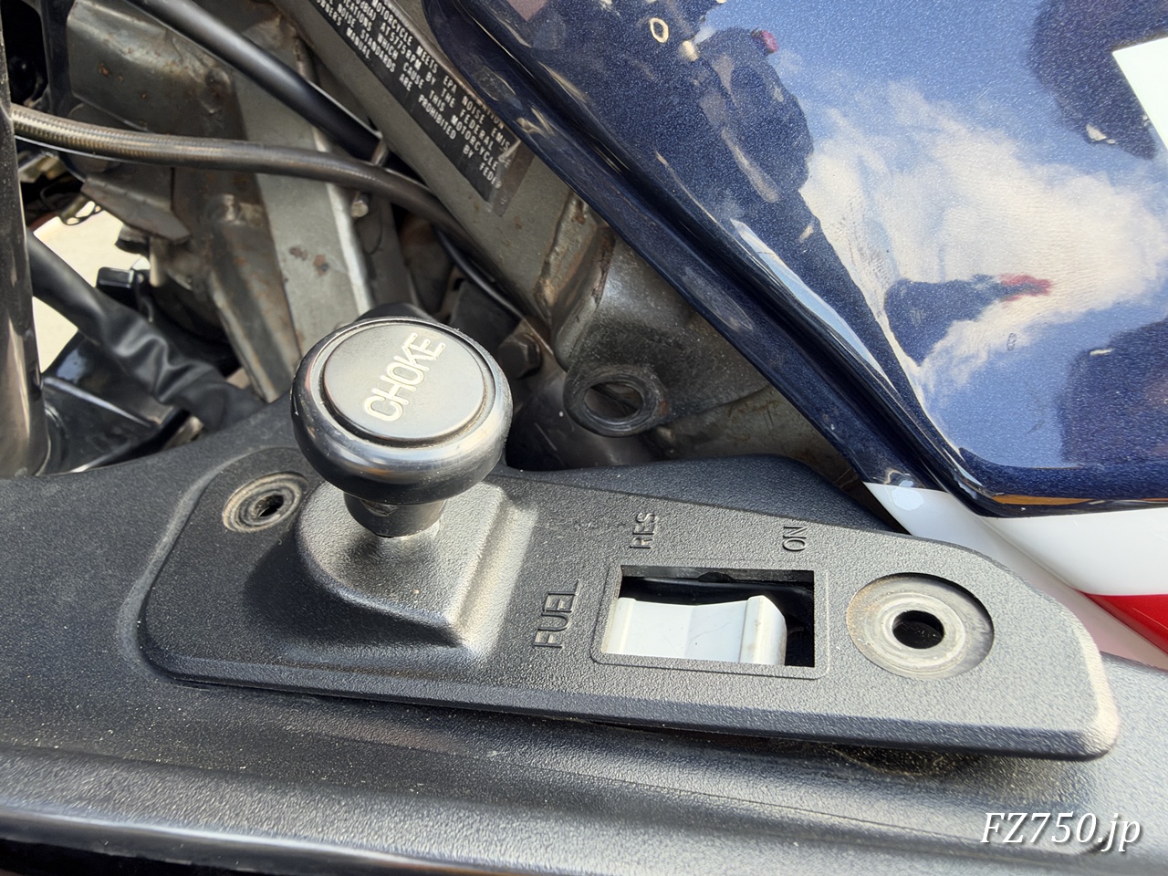 FZ750の前側タンク固定ネジを取るがタンクが取れるわけではない...