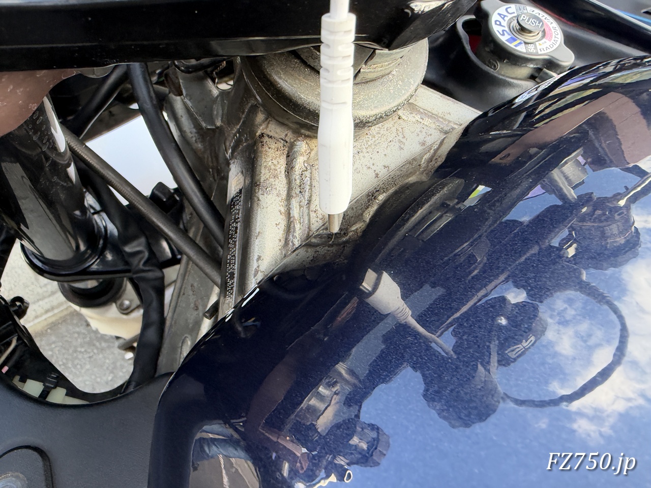 FZ750の鍵をフレームとタンクの隙間に落としてしまった...