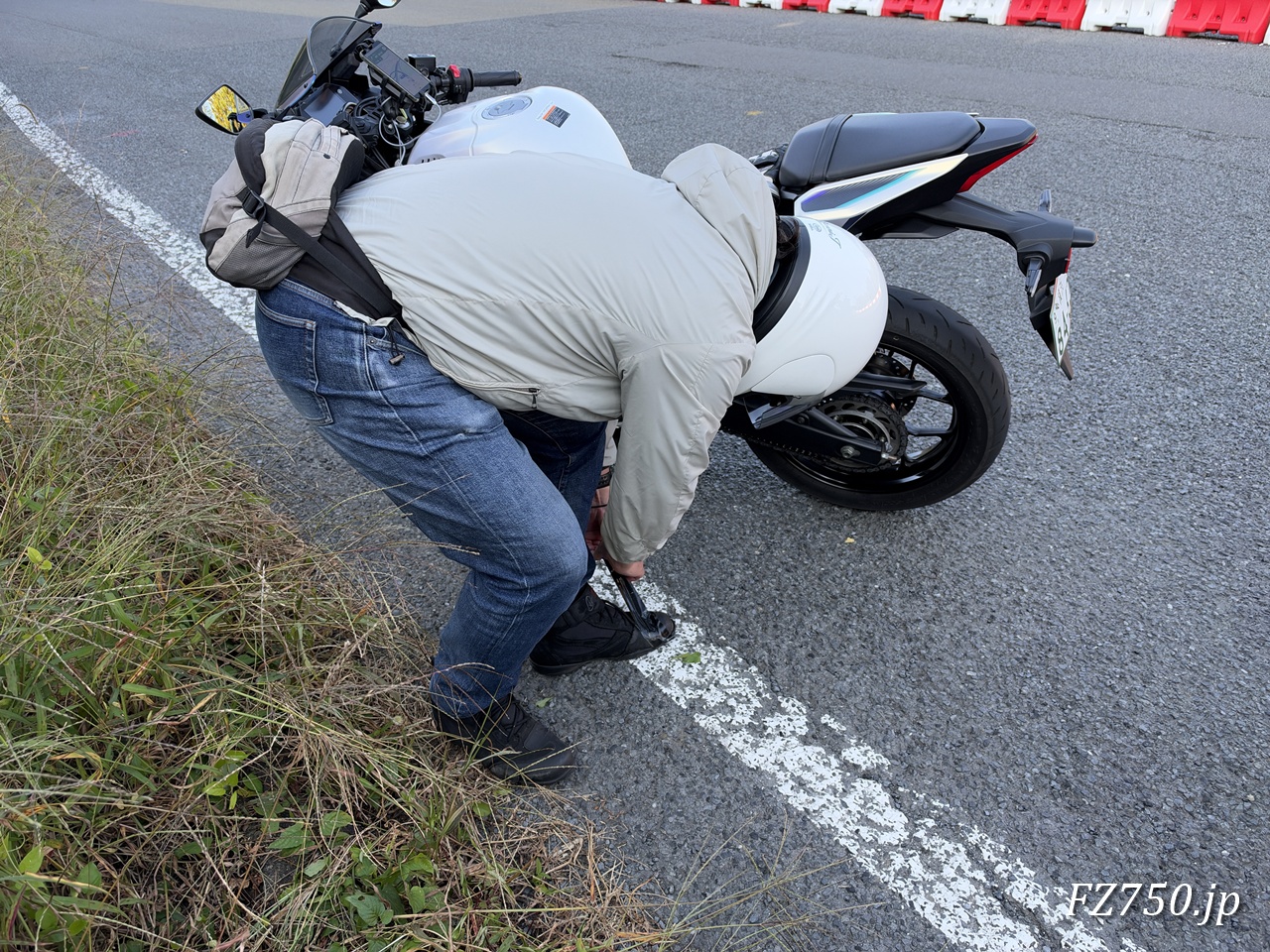 剥がれた靴底ごとブーツをぐるぐる巻きにするKさん